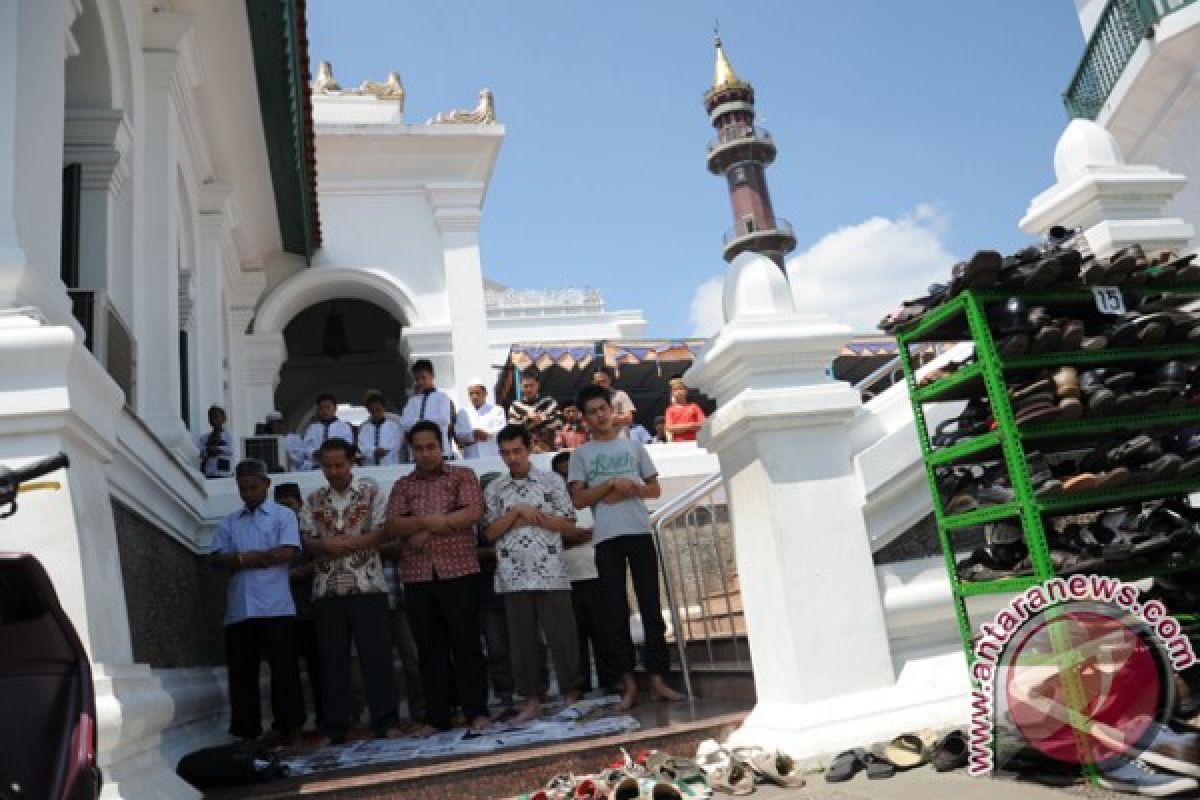 Shalat Jumat Masjid Agung