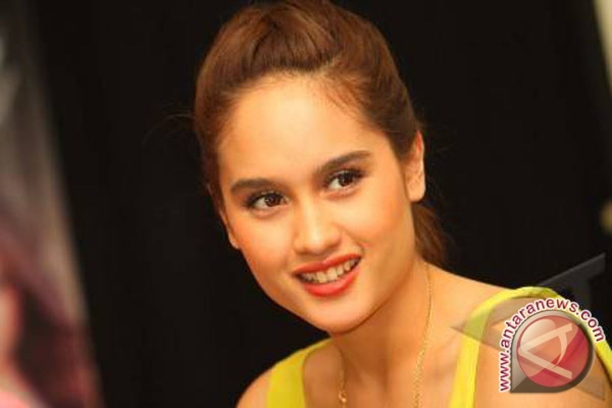 Cinta Laura suka makan pedas 