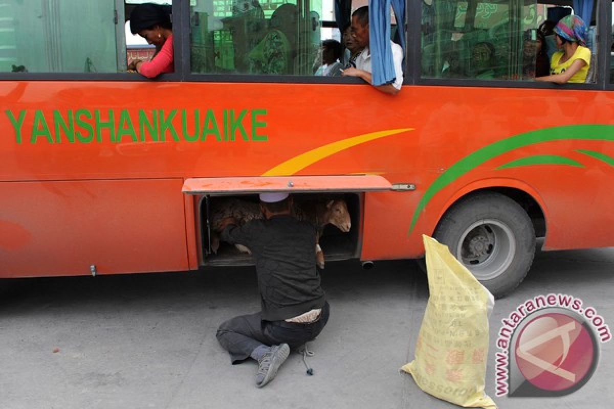 Mereka lebih sibuk menari, kata China