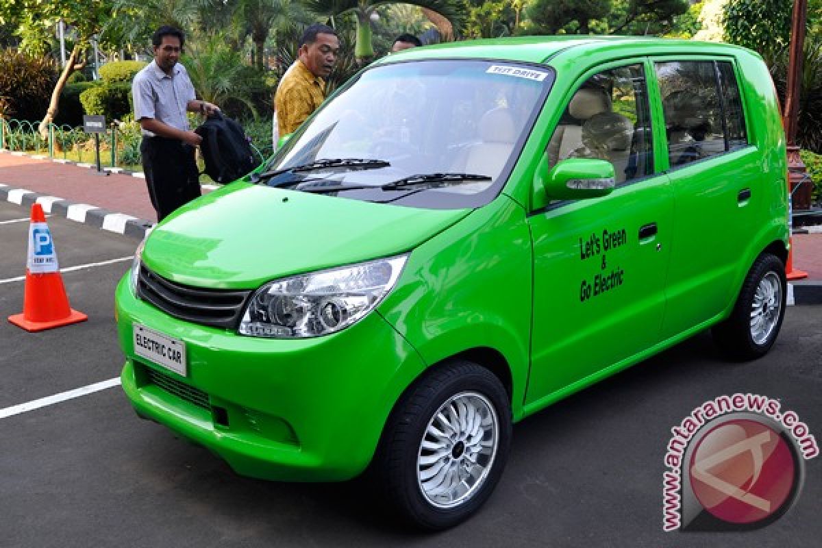 Mobil listrik "Selo" dan "Ahmadi" pamer diri