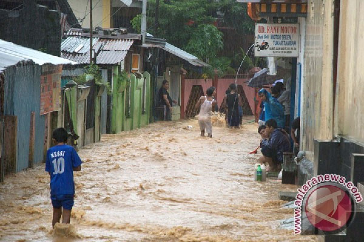 Stasiun Meteorologi: hujan lebat dan petir bayangi laut Maluku