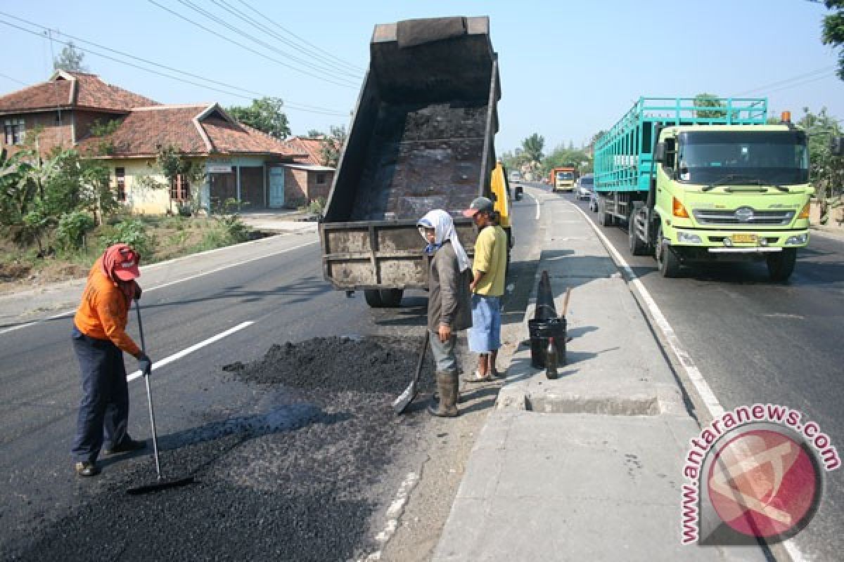 Perbaikan jalan Pantura terus dilakukan