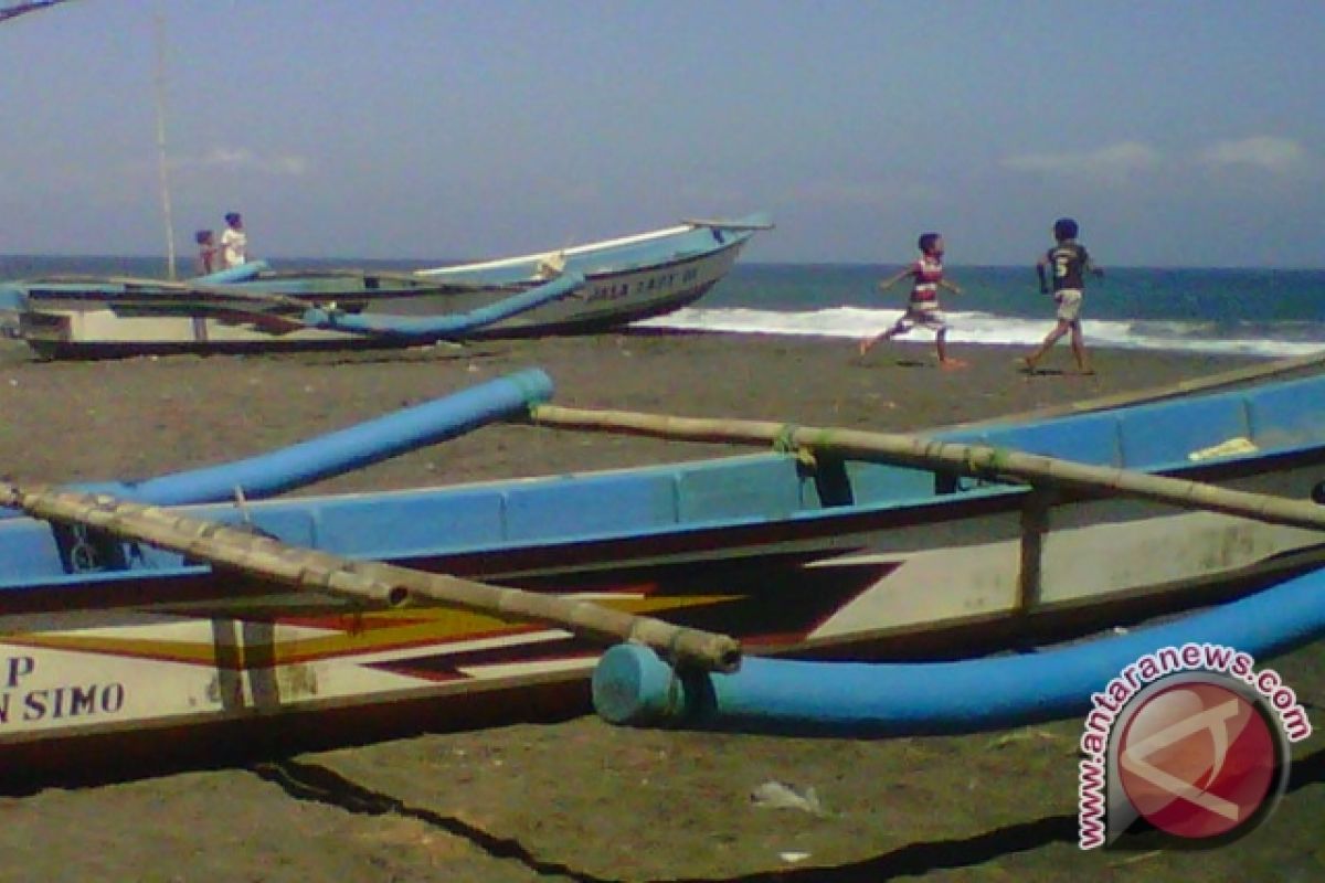 Kapal pengangkut barang terdampar  di Pantai Baron