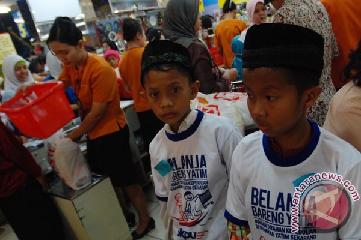 550 anak yatim belanja bareng