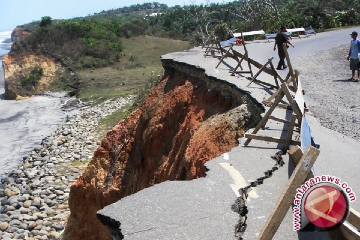 Jalan penghubung di Desa Pandan longsor