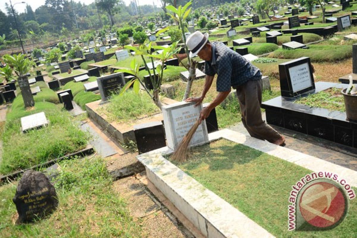 Penghasilan perawat makam Tanah Kusir meningkat