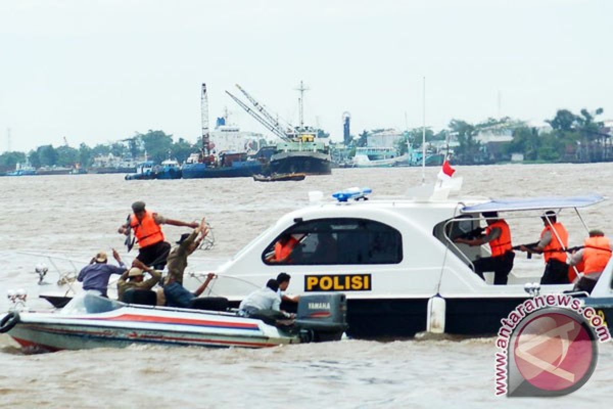 Kapal evakuasi mayat korban AirAsia kandas