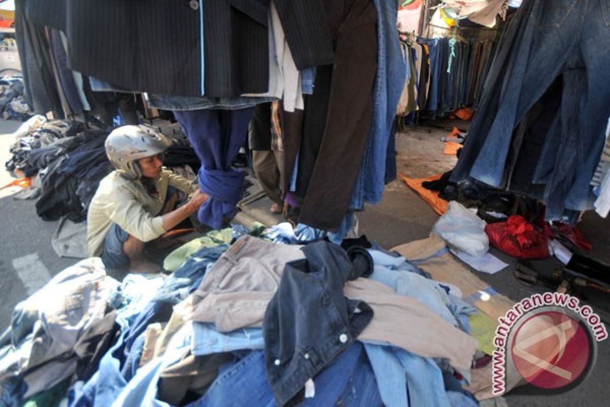 Dinas Perdagangan Surabaya sosialisasikan larangan jual pakaian bekas impor