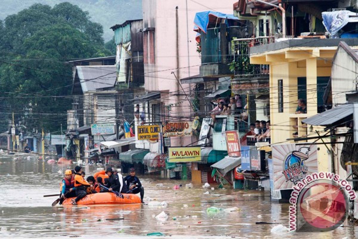 Some 2,000 people sicken in Philippine flood evacuation centers
