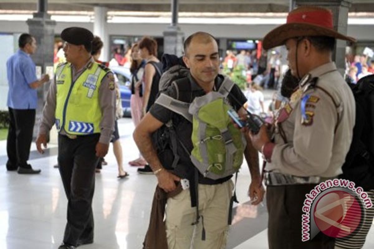 Returning holiday travelers pack in Ngurah Rai Airport