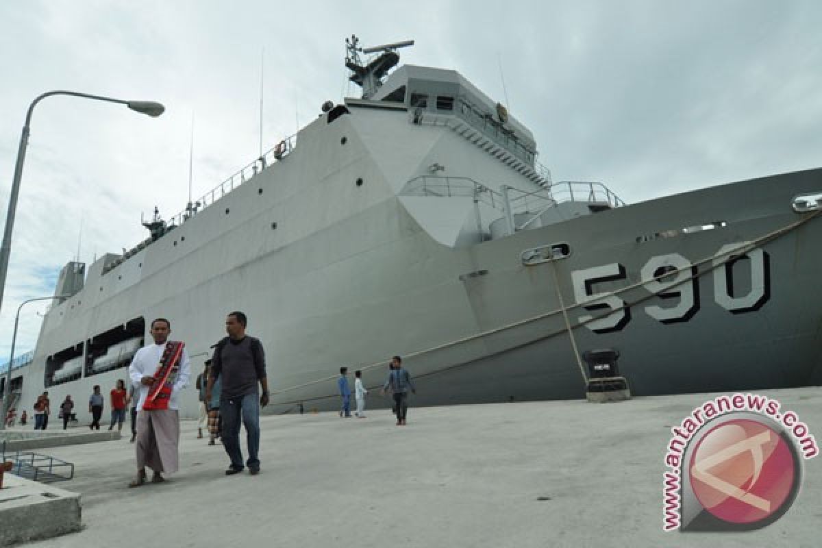 KRI Makassar ships 2,000 tons of rice to Mindanao