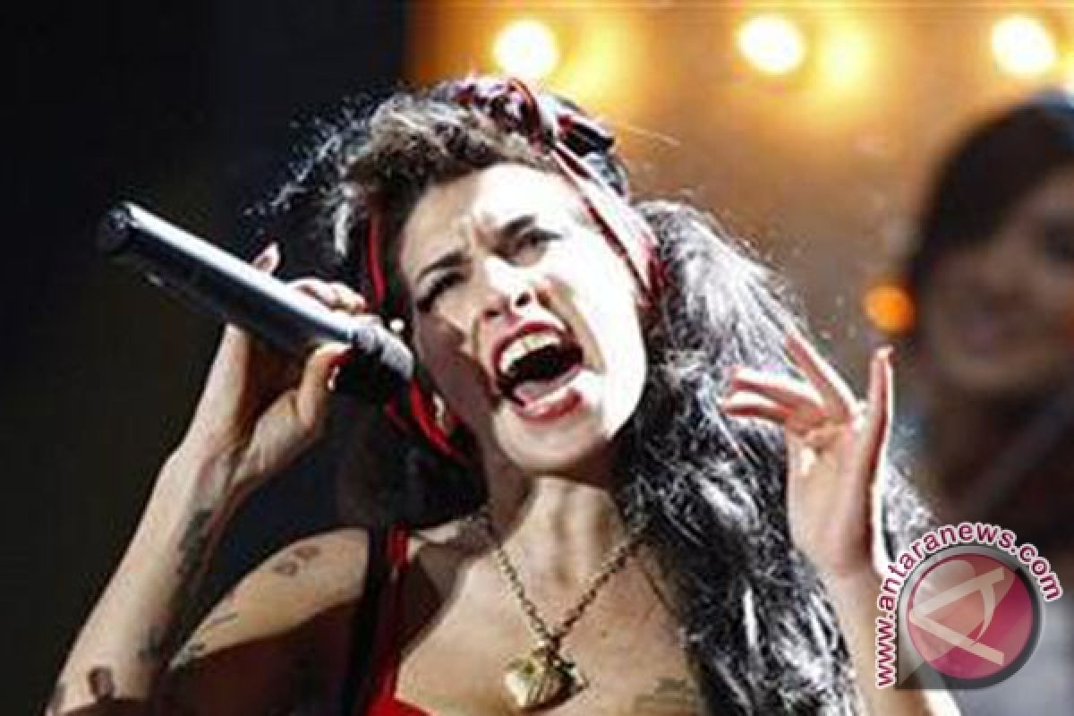 Mantan suami Amy Winehouse koma setelah pesta minuman keras