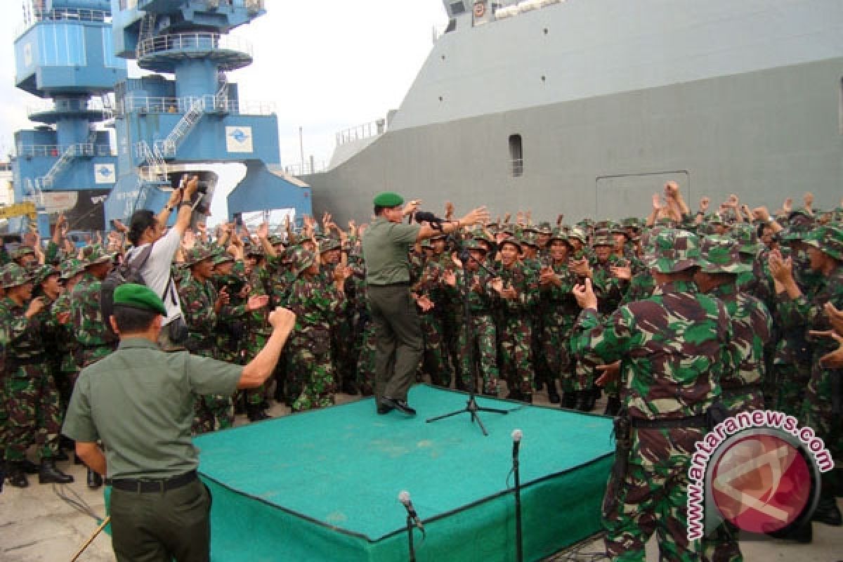 Prajurit TNI bagikan masker gratis antispasi asap di Jambi 