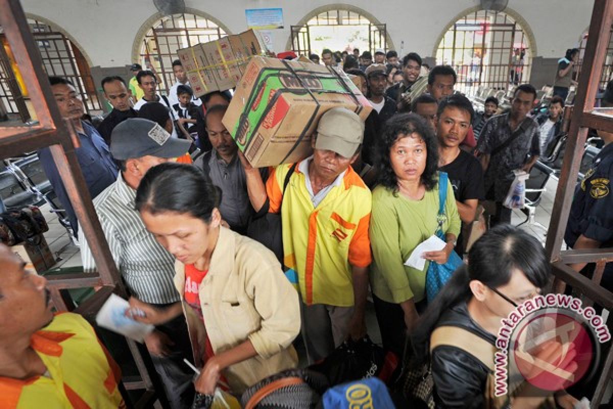 Pemudik mulai ramaikan Stasiun Rangkasbitung