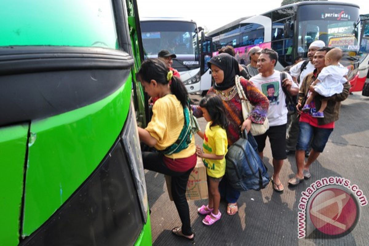 Pemudik di Pulogadung keluhkan jadwal keberangkatan bus