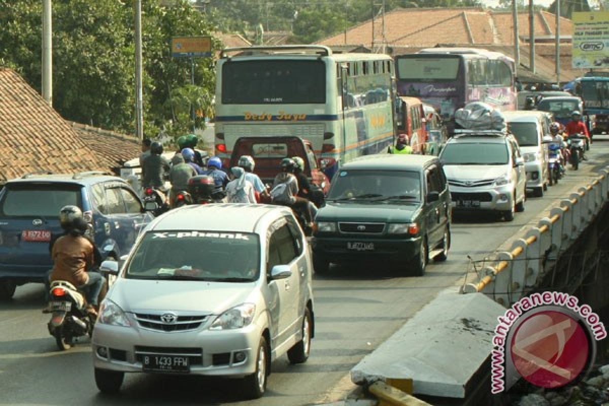 Lalu lintas Simpang Jomin padat