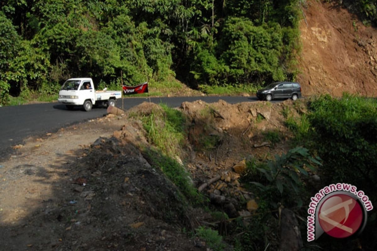  Alat berat disiagakan di jalur rawan longsor dan abrasi