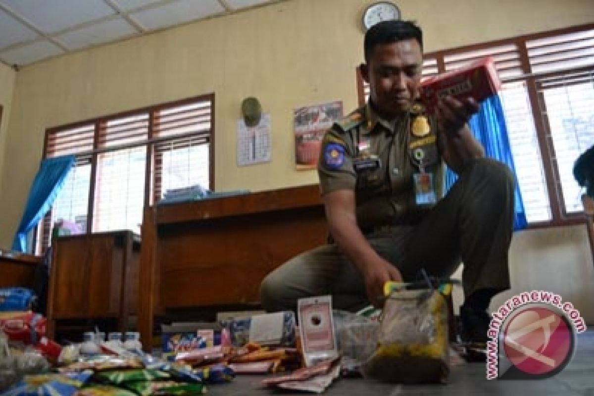 Satpol PP sita obat kedaluarsa