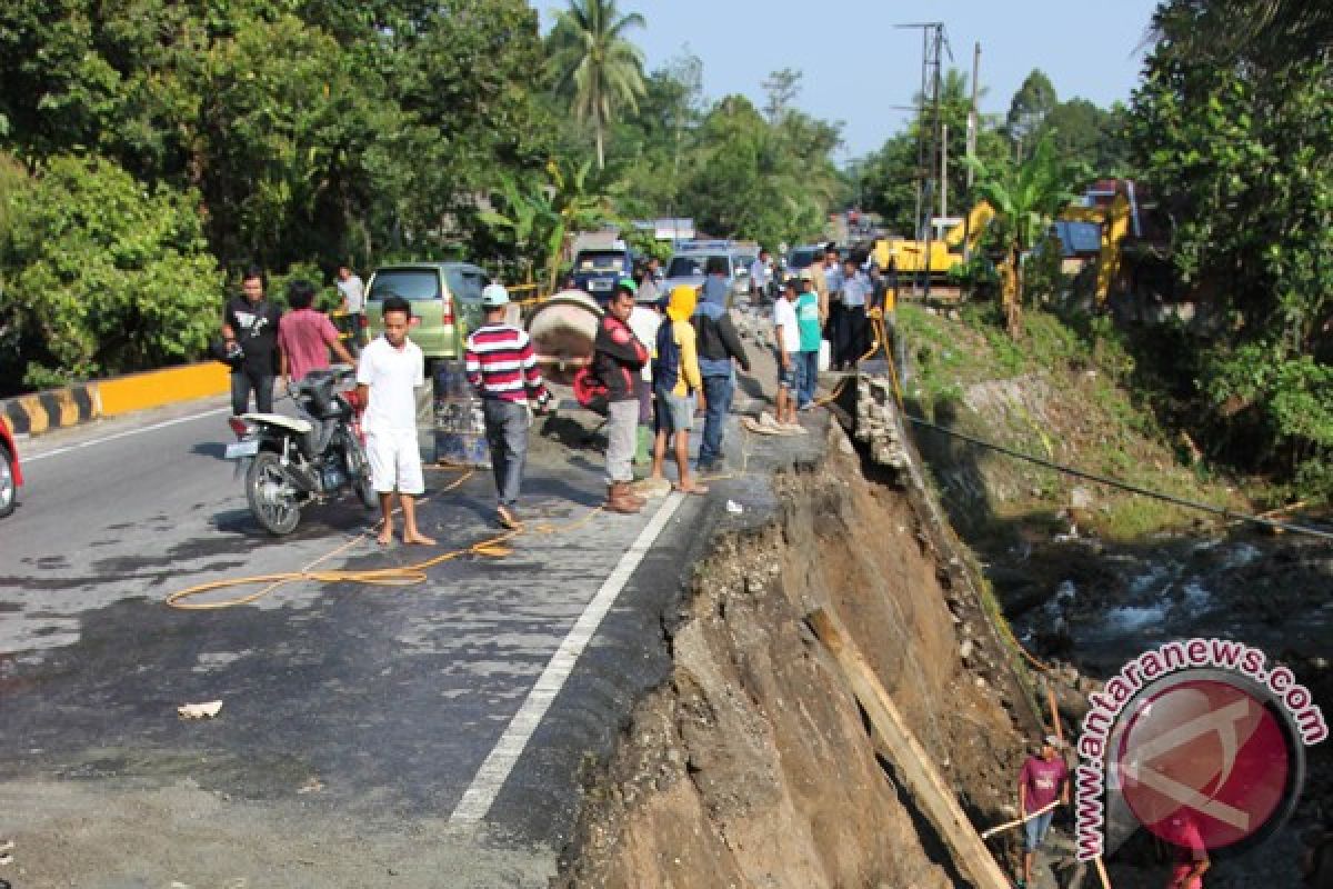 Perbaikan jalan Padang-Pekanbaru yang putus jadi prioritas