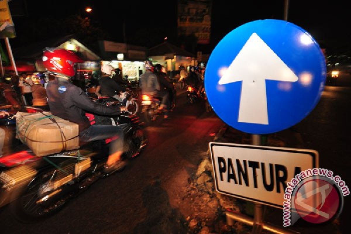 Polisi lakukan penyekatan di "jalan tikus" untuk bidik pemudik motor