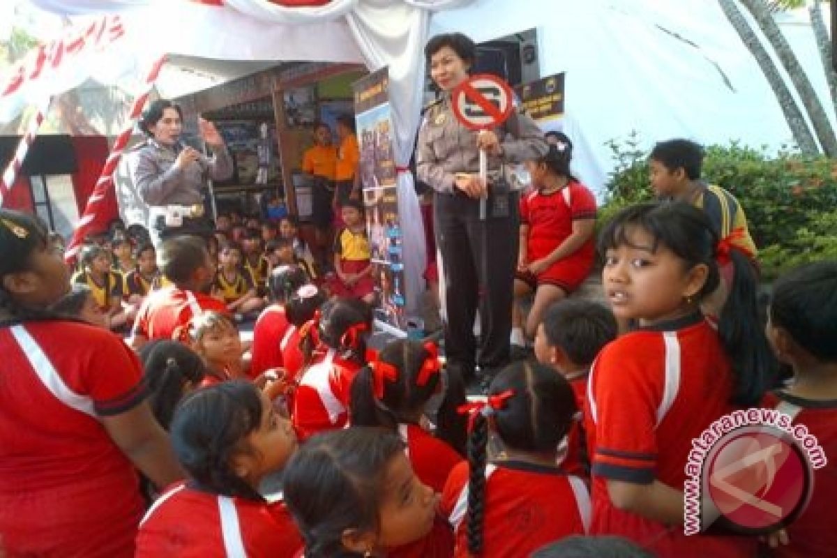 Polisi Edukasi Aturan Lalin Kepada Pelajar