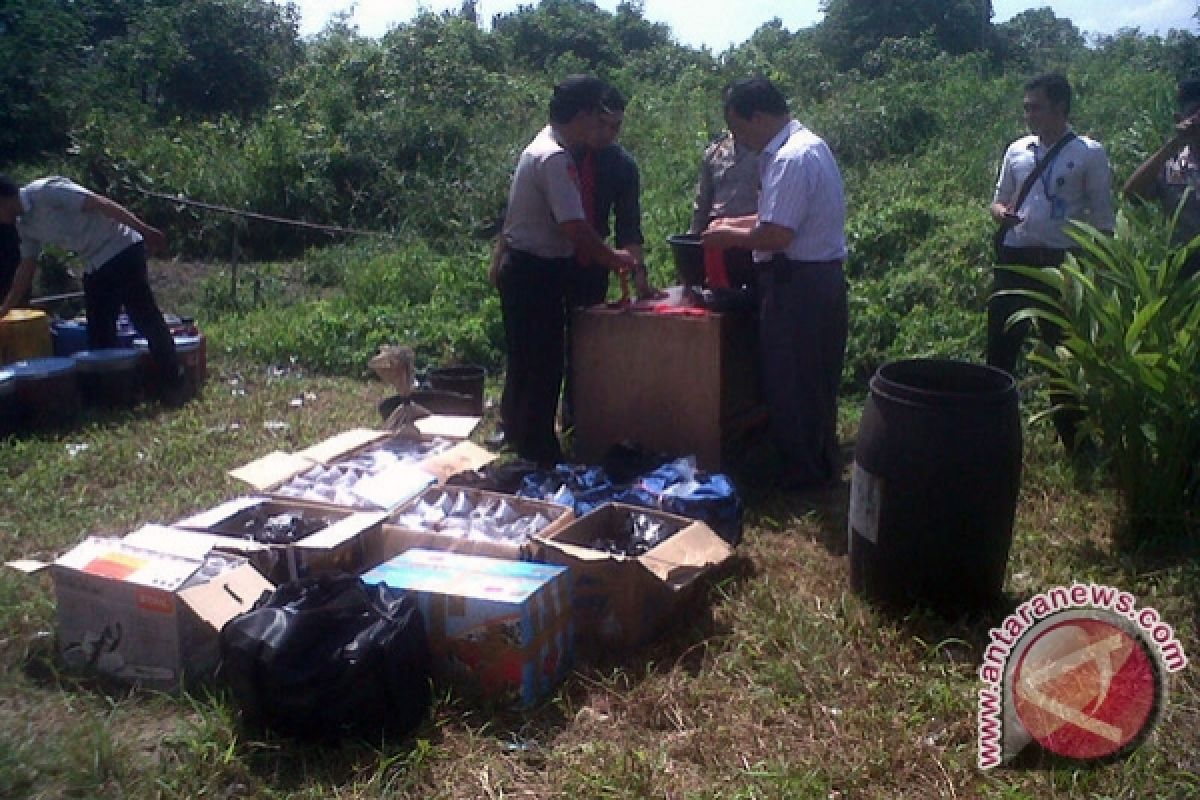 Polresta Pontianak Musnahkan Petasan dan Miras