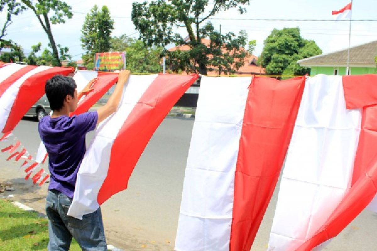 Pedagang Bendera Bermunculan di Padang Jelang HUT-RI