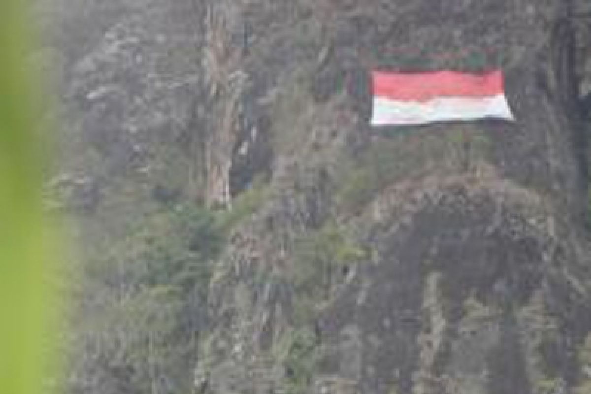 KOSTRAD-FPTI kibarkan bendera raksasa di Trenggalek 