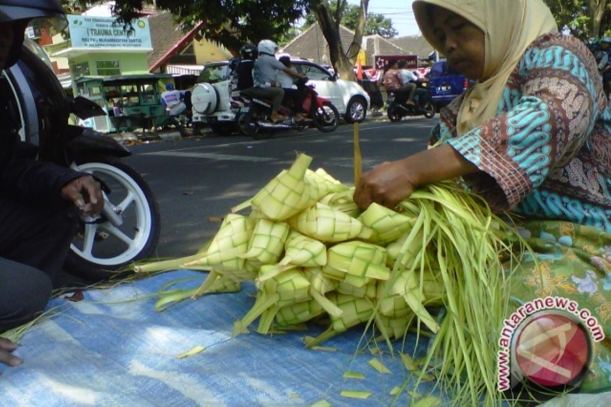 Pedagang selongsong ketupat padati kawasan pasar