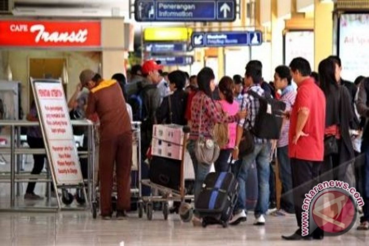 Lebaran 2016 - Arus Penumpang Di Bandara Mutiara Masih Padat