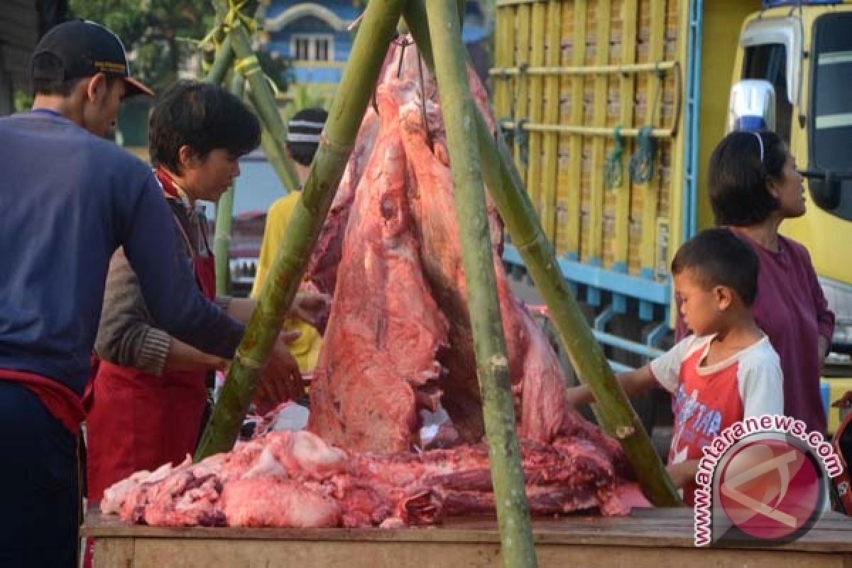 Pasar daging dipadati pembeli