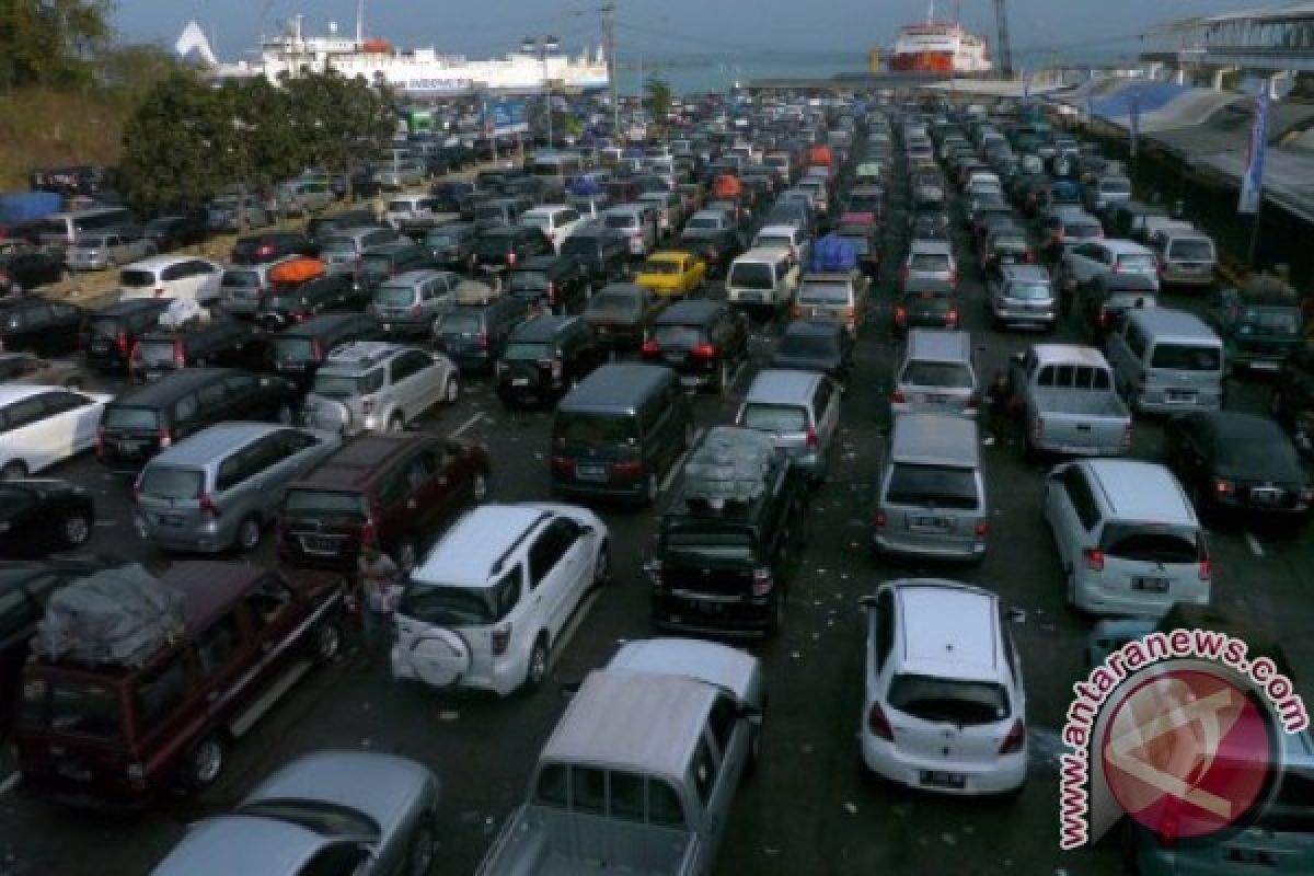 Ribuan kendaraan padati Dermaga Merak