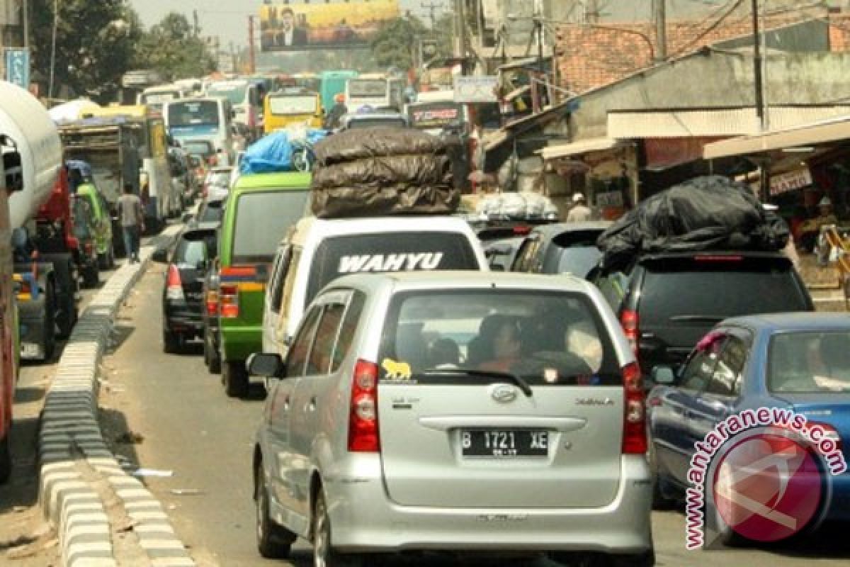 Pemudik bermotor mulai ramaikan jalan arteri Karawang