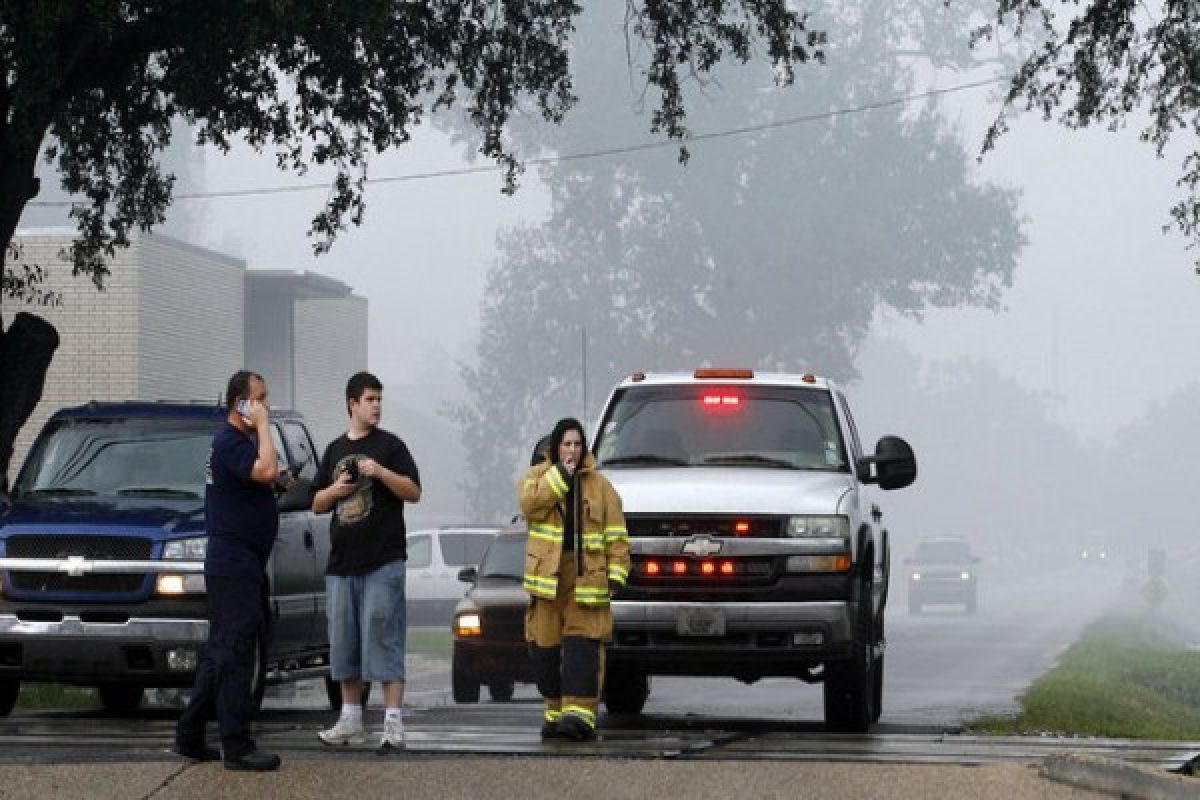 Lightning strikes chemical plant`s storage tank in U.S.