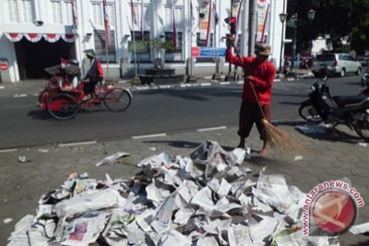 Sampah sisa Shalat Id membawa berkah