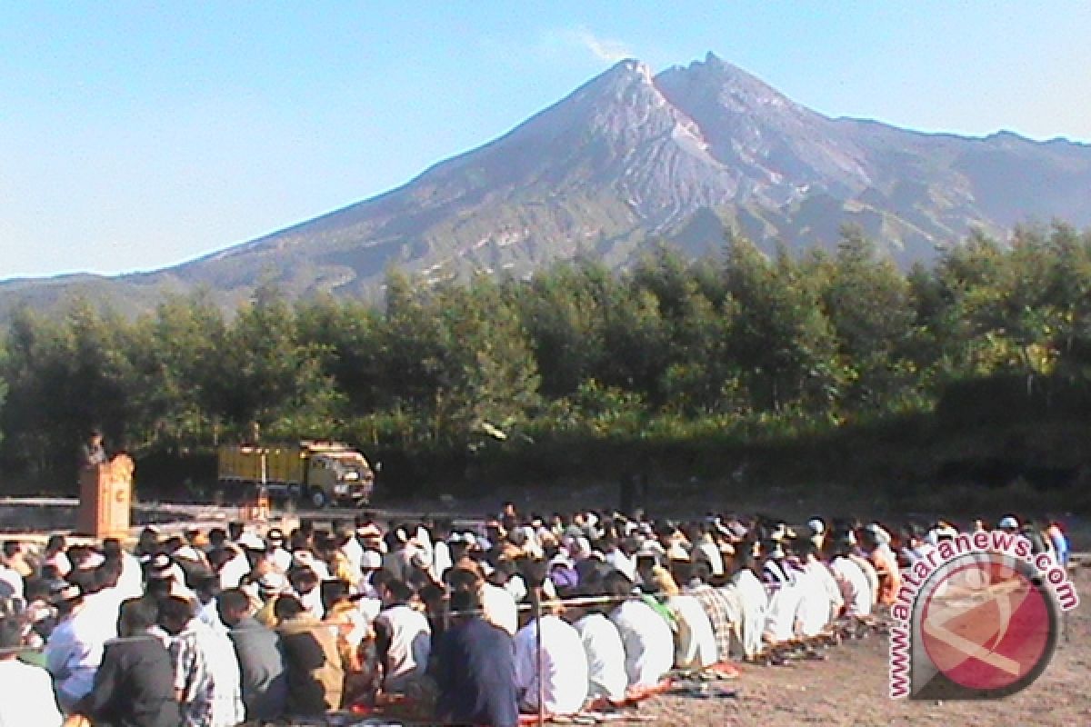 Isak tangis usai shalat Ied korban Merapi 