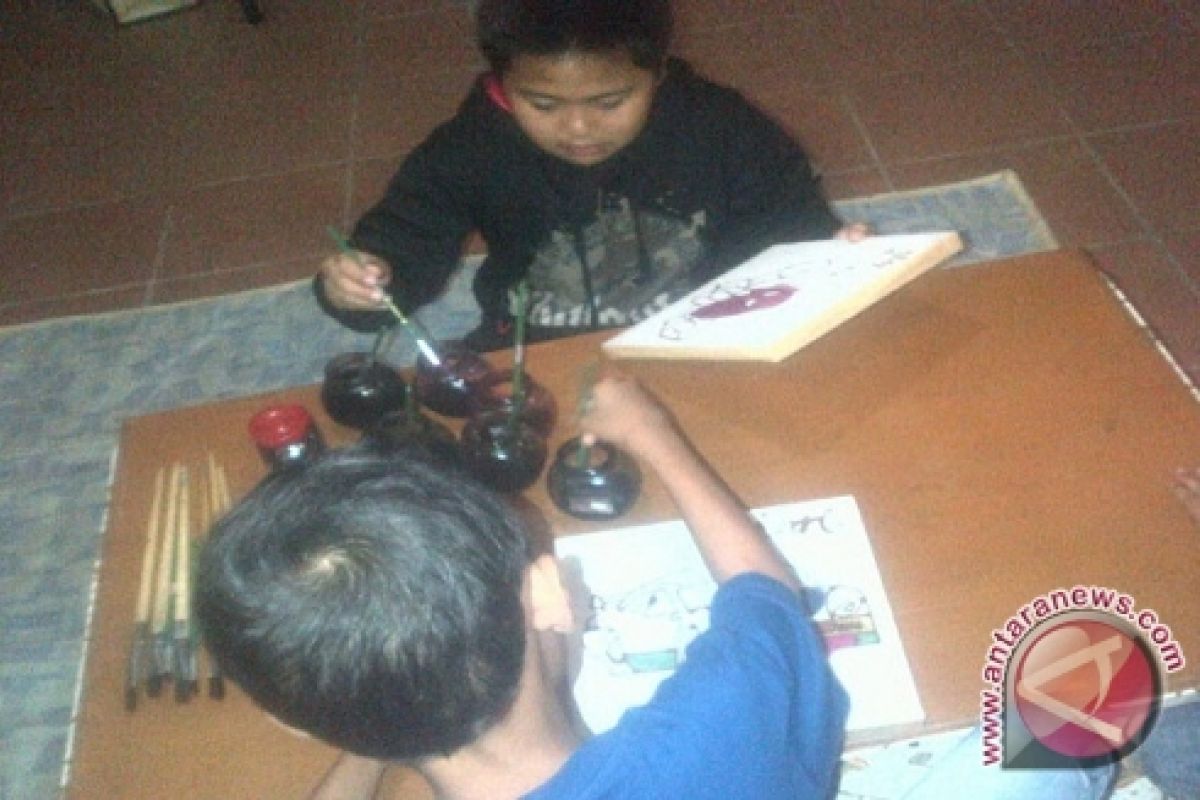 Anak-anak Bali  Antusias Belajar Membatik