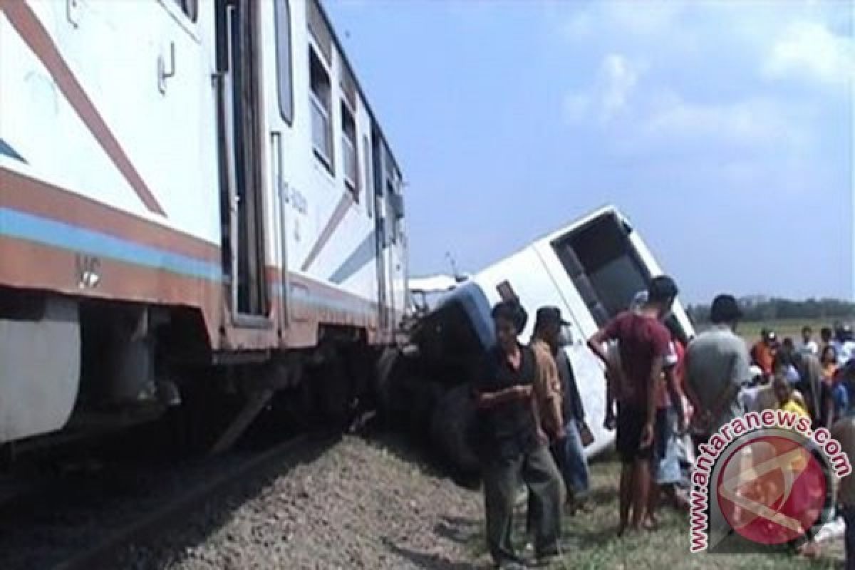 Bus tabrak pohon akibatkan seorang korban meninggal