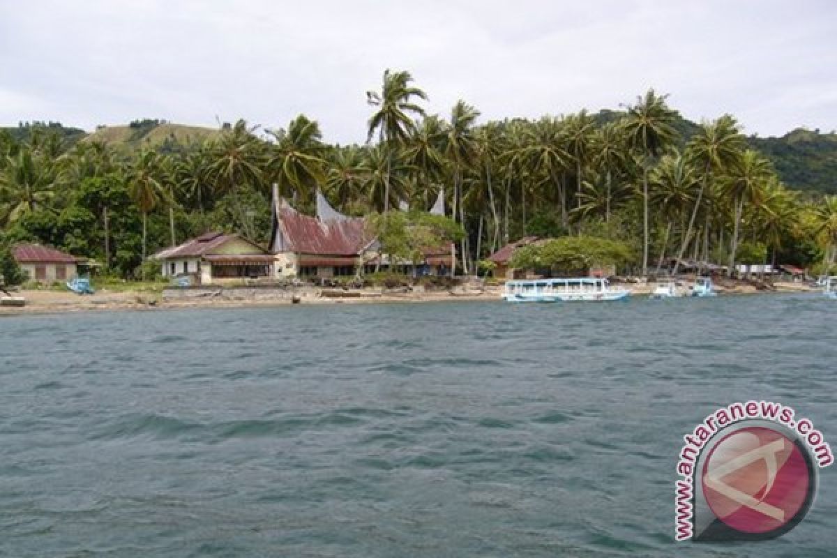 Petugas razia bangunan "kencan" di pinggir Danau Singkarak