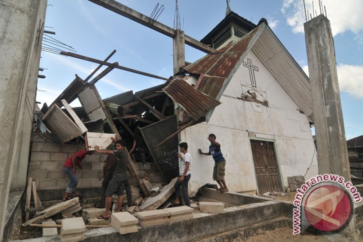 Pemkab Sigi bantu  robohkan rumah korban gempa