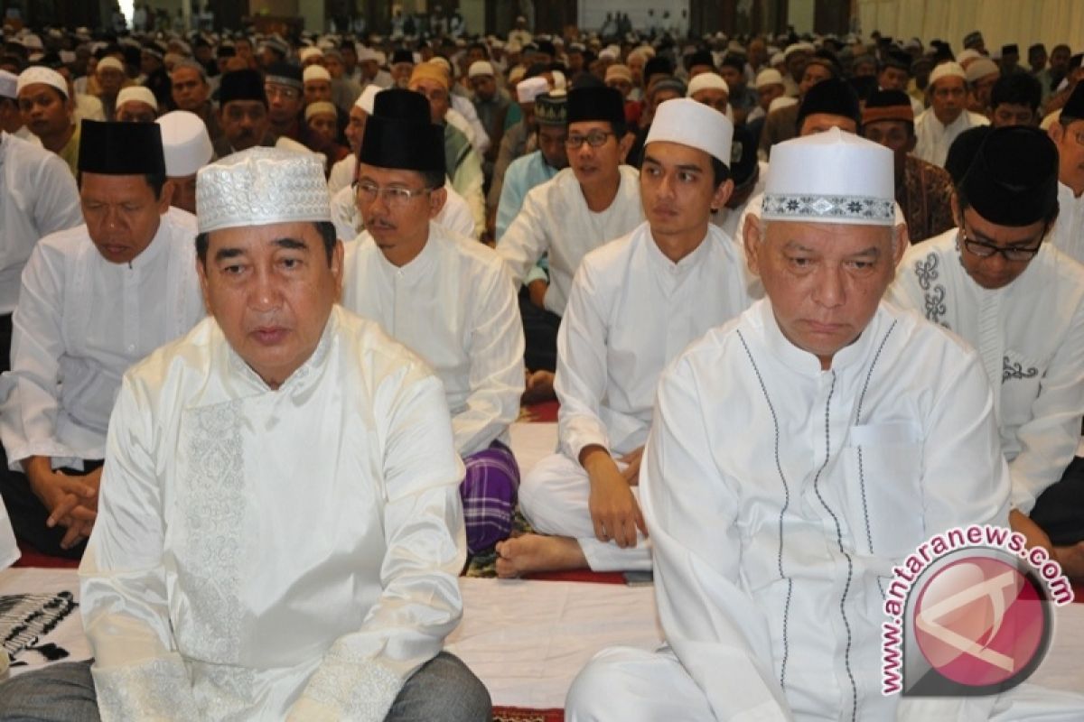 Awang-Mukmin Shalat Idul Fitri di Masjid Islamic Centre 