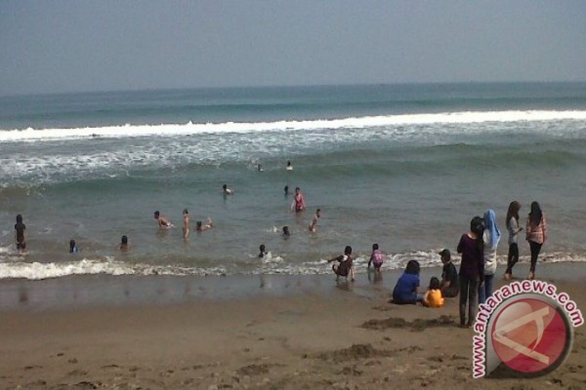 Two tourists drown, 2 missing at Palabuhanratu beach