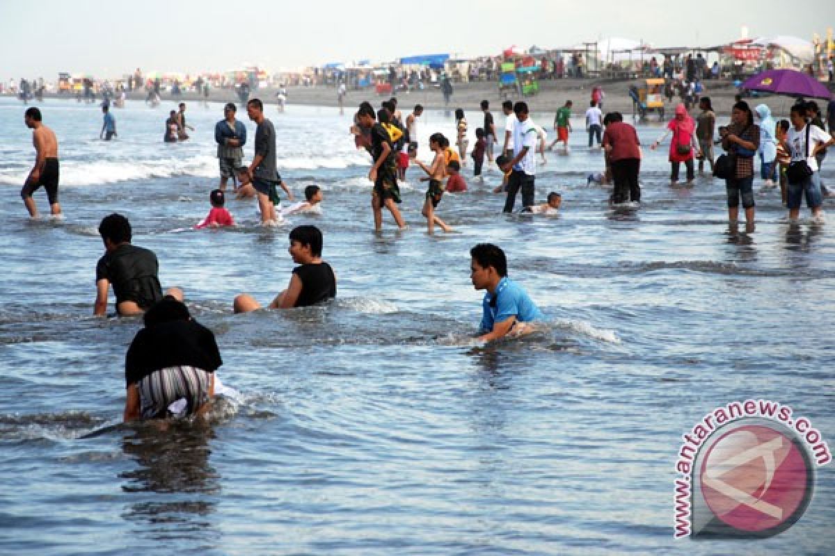 Pengunjung Pantai Parangtritis libur Tahun Baru melonjak