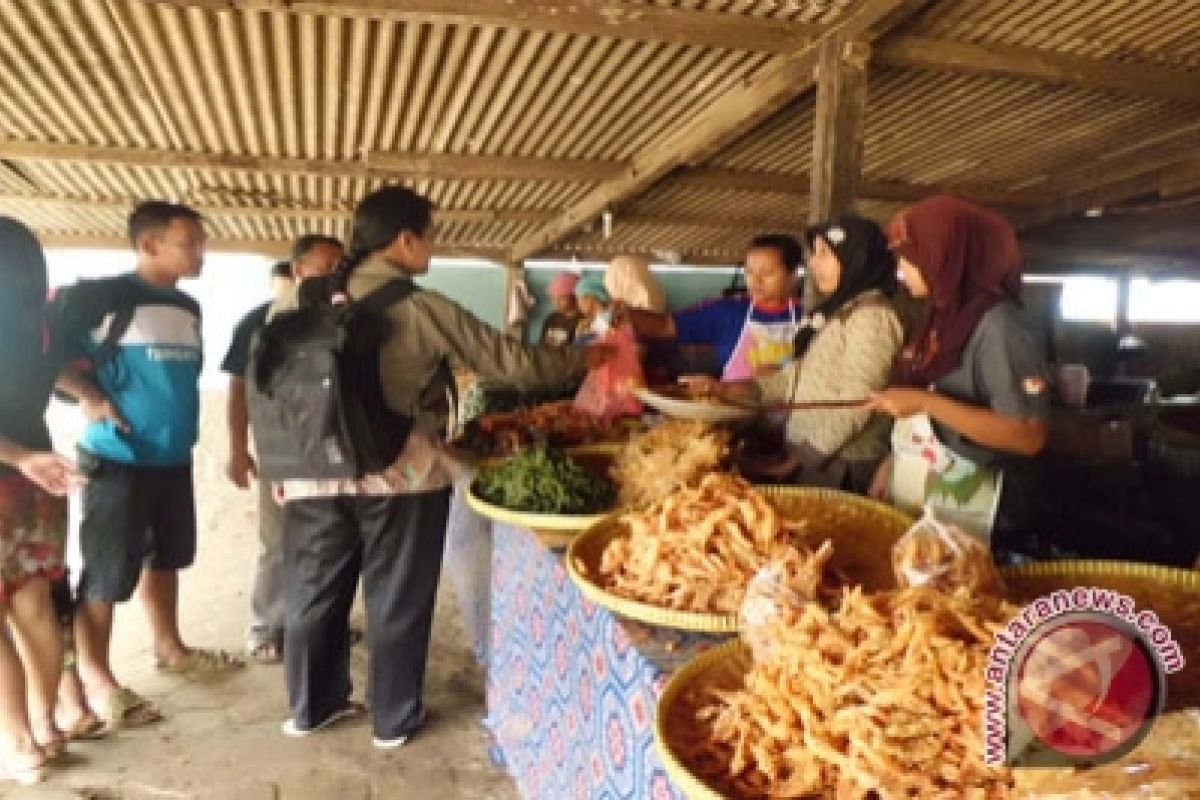 Permintaan udang goreng di Pantai Baron meningkat