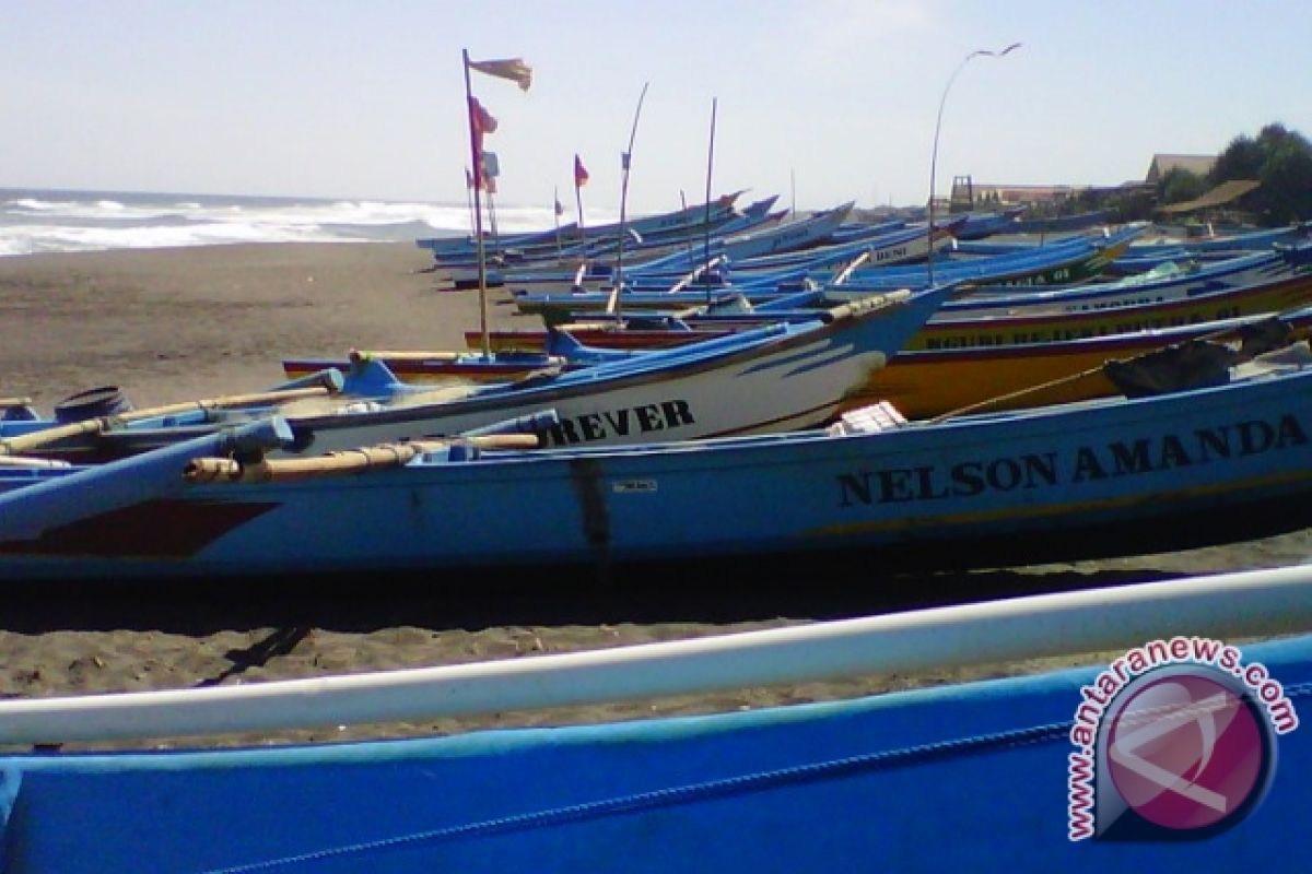 Nelayan Pantai Gua Cemara masih enggan melaut