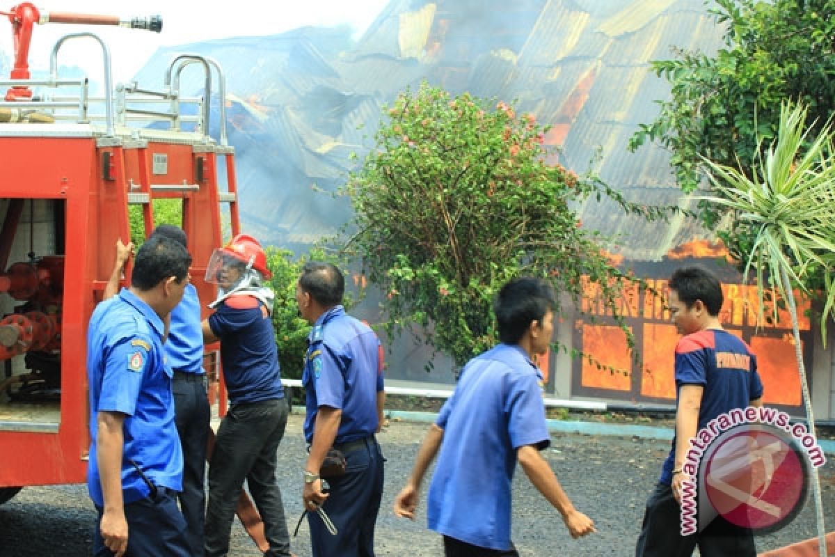  Satu bangunan kantor Disnakertran Bengkulu hagus terbakar