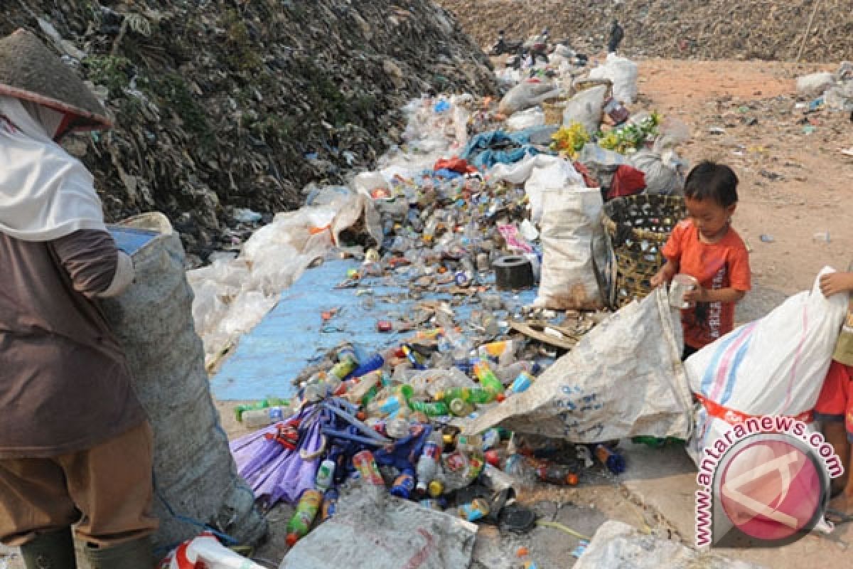 Warga keluhkan pemukimannya jadi lokasi pemilahan sampah 