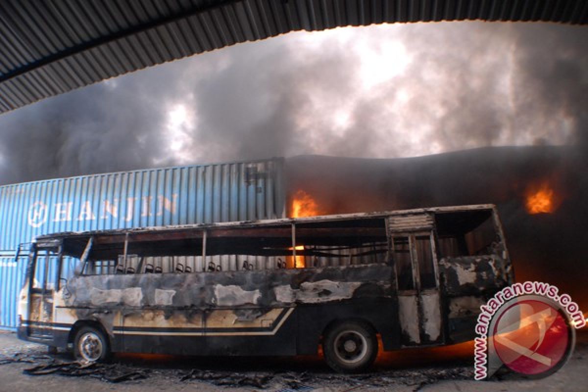 Bus Primajasa terbakar di tol Purbaleunyi