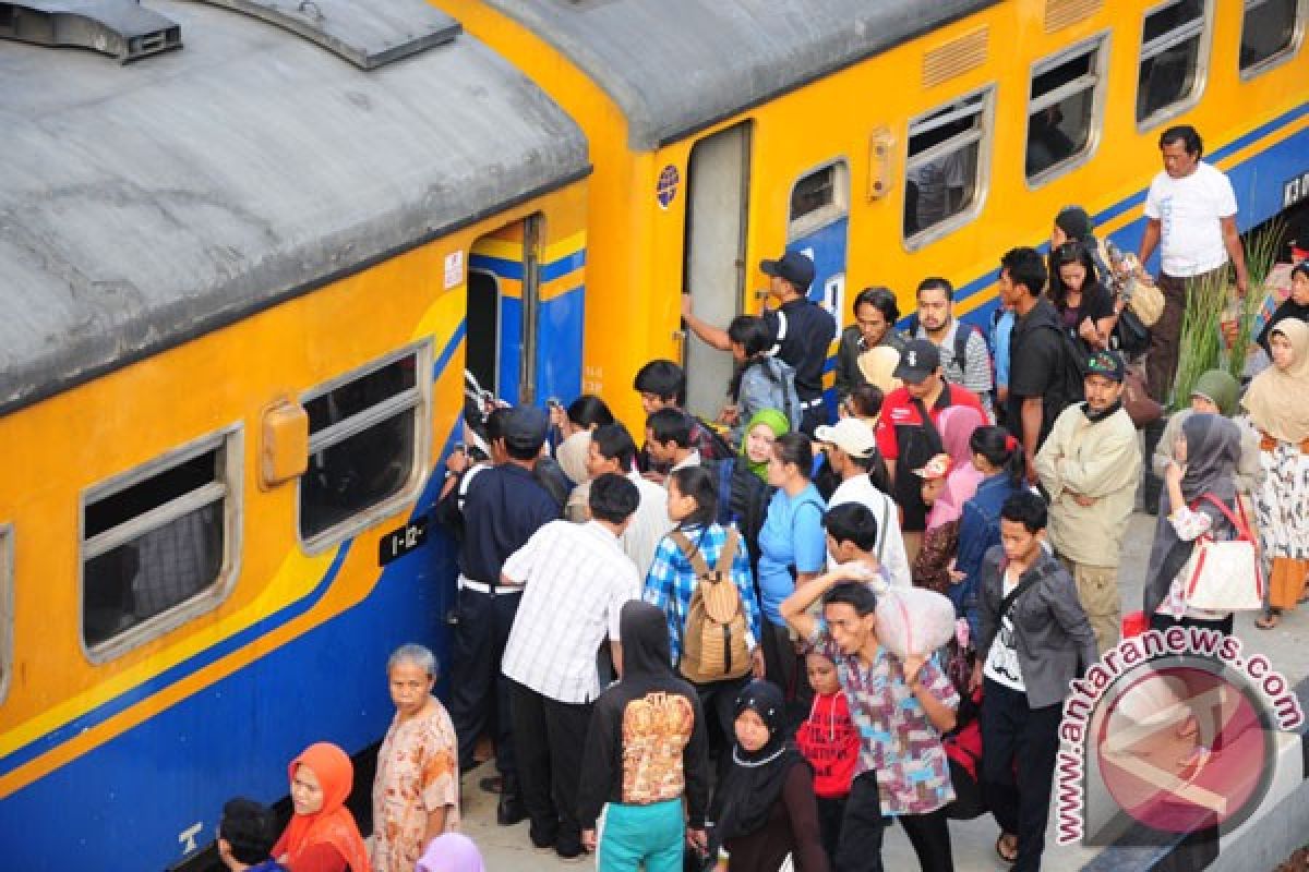 Penumpang kereta api meningkat 44 persen