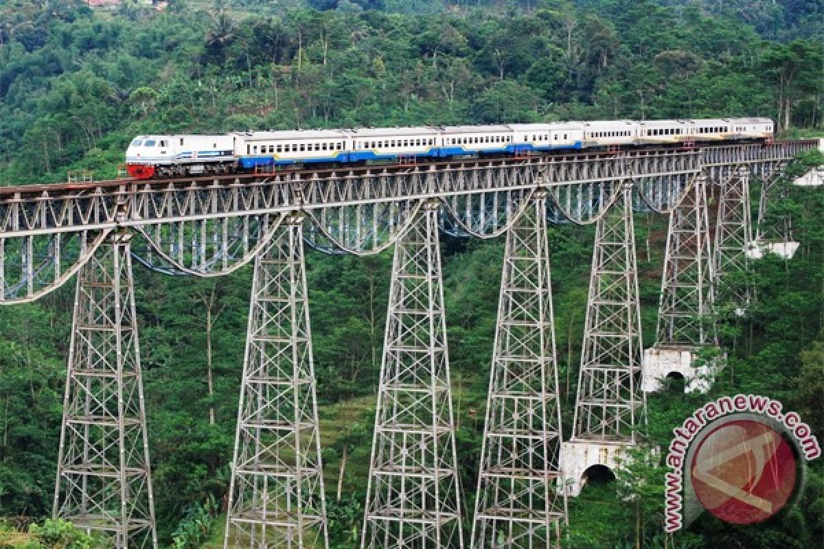 Kereta Argo Parahyangan anjlok di Stasiun Bandung